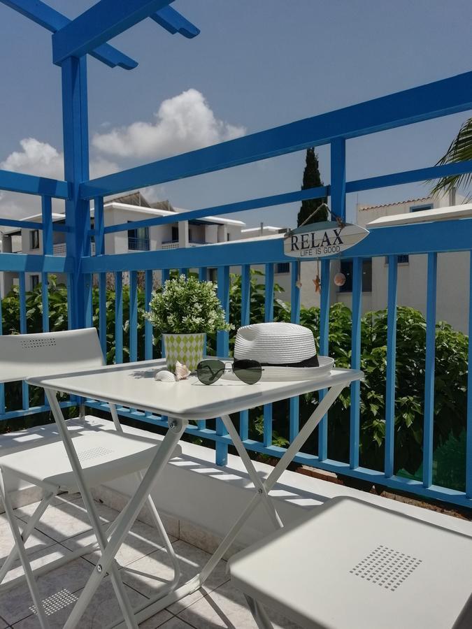 Ocean Blue Apartments Paphos Bagian luar foto