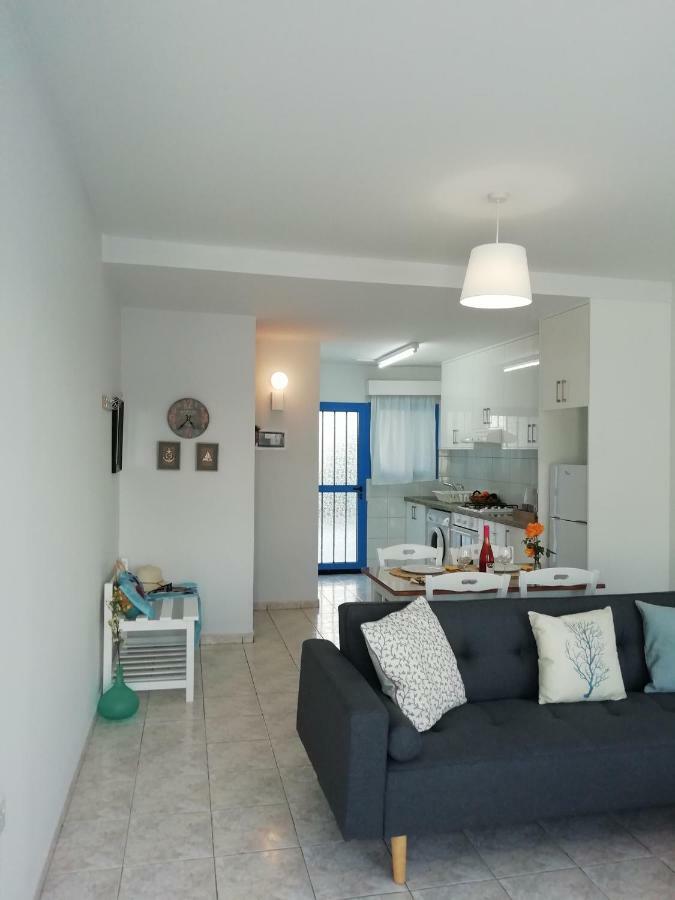 Ocean Blue Apartments Paphos Bagian luar foto